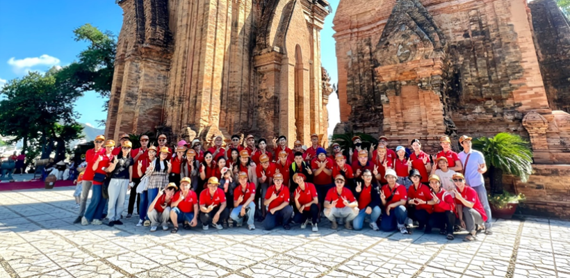 Aegona Team Trip 2023 "Together, we join forces for success" enjoy the beach in Hon Tam, Nha Trang